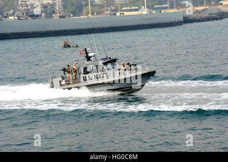 120107-N-RP435-013 KUWAIT NAVAL BASE (7. Januar 2012) Segler zugewiesen, Maritime Expeditionary Sicherheit Squadron (MSRON) 2, Sitz in Portsmouth, Virginia, und Coast Guard Deployable Betriebe Gruppe (CGDOG) 307, mit Sitz in Clearwater, Florida, patrouillieren Kuwait Marine BaseÕs Hafen. Beide Einheiten sind Teil des Commander Task Group (CTG) 56,5, wonach Harbor Verteidigung und Schutz in den USA zu erzwingen 5. Flotte Aufgabengebiet. (Foto: U.S. Navy Mass Communication Specialist 1. Klasse Krishna M. Jackson/freigegeben) US Marine-120107-N-RP435-013-Segler patrouillieren Kuwait Marinestützpunkt Hafen Stockfoto