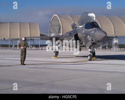 120111-M-ZZ999-001 EGLIN AIR FORCE BASE (11. Januar 2012) das erste F-35 b-Flugzeug, die Marine Corps-Variante der f-35 Lightning II, kommt an Eglin Air Force Base, Florida Die 2nd Marine Aircraft WingÕs F-35 Training Squadron, Marine Fighter Attack Training Squadron 501, ist das erste Marinekorps Geschwader F-35 b-Flugzeuge zu erhalten. (U.S. Marine Corps Foto/freigegeben) US-Navy 120111-M-ZZ999-001 die erste F-35 b Flugzeuge, die Marine Corps-Variante der f-35 Lightning II, kommt an Eglin Air Force Base, Fla Stockfoto