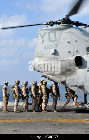 120112-N-KD852-097 Arabisches Meer (12. Januar 2012) Marines zugewiesen, die 11. Marine Expeditionary Unit (MEU 11.) an Bord ein Hubschraubers CH-46E Sea Knight auf dem Flugdeck der amphibischen Angriff Schiff USS Makin Island (LHD 8). Makin Insel auf seiner ersten operativen Einsatz, die Durchführung von Operationen in den USA ist 5. Flotte Aufgabengebiet zur Unterstützung der Marine Meeresstrategie. Makin Island ist die Marine neueste amphibischer Angriff Schiff und das einzige Schiff der US Navy mit Hybrid-elektrischen Antrieb. (Foto: U.S. Navy Chief Masse Kommunikation-Spezialist John Lill/freigegeben) US Navy Stockfoto