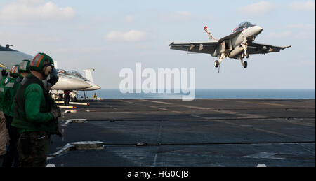 120112-N-OY799-298, das, die Arabische Meer (12. Januar 2012) eine F/A-18F Super Hornet aus der Black Aces des Strike Fighter Squadron (VFA) 41 auf dem Flugdeck der Nimitz-Klasse-Flugzeugträger USS John C. Stennis (CVN-74 landet). John C. Stennis ist in den USA bereitgestellt 5. Flotte Aufgabengebiet Durchführung Seesicherheit Betrieb und Support von Missionen im Rahmen der Operation Enduring Freedom.   (Foto: U.S. Navy Mass Communication Specialist 3. Klasse Kenneth Abbate/freigegeben) US Navy 120112-N-OY799-298 An F-A-18F Super Hornet aus der Black Aces des Strike Fighter Squadron (VFA) 41 landet auf dem f Stockfoto