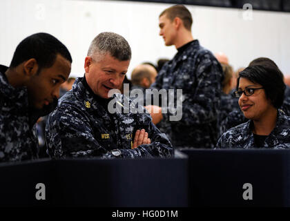 120119-N-OO332-035 NEWPORT NEWS, Virginia (19. Januar 2012) Master Chief Petty Officer der Marine (INTERNIERUNGSLAGER) Rick D. West Gespräche mit Seglern auf dem Flugzeugträger USS Theodore Roosevelt (CVN-71) über die Betreuung während der ShipÕs Mentoring fair zugewiesen. Einige der Themen, die auf der Messe waren, Fitness, Ernährung, finanzielle Stabilität, psychische Gesundheit und Spiritualität. (Foto: U.S. Navy Mass Communication Specialist 3. Klasse Cory C. Asato/freigegeben) UNS Marine 120119-N-OO332-035 Master Chief Petty Officer der Marine (INTERNIERUNGSLAGER) Rick D. West Gespräche mit Seglern auf dem Flugzeugträger USS den zugewiesen Stockfoto