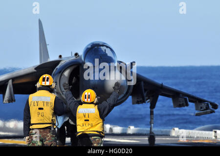 120119-N-UM734-585 Atlantik (19. Januar 2012) Luftfahrt Bootsmann Verknüpfungen direkt die Bewegung eine AV-8 b Harrier aus Marine Attack Squadron (VMA) 542 im Flugbetrieb an Bord der amphibischen Angriff Schiff USS Kearsarge (LHD-3). Kearsarge ist Besatzung Zertifizierungen in Vorbereitung auf zukünftige amphibische Operationen durchführen. (Foto: U.S. Navy Mass Communication Specialist 1. Klasse Tommy Lamkin/freigegeben) US Navy 120119-N-UM734-585 Aviation Bootsmann Verknüpfungen direkt die Bewegung eine AV-8 b Harrier aus Marine Attack Squadron (VMA) 542 während der Flug o Stockfoto