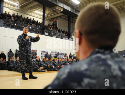 120119-N-ED149-120 NEWPORT NEWS, Virginia (19. Januar 2012) Master Chief Petty Officer der Marine (INTERNIERUNGSLAGER) Rick D. West spricht mit Matrosen an Bord des Flugzeugträgers USS Theodore Roosevelt (CVN-71) stationiert, während die ShipÕs Mentoring fair. Einige der Themen, die auf der Messe waren, Fitness, Ernährung, finanzielle Stabilität, psychische Gesundheit und Spiritualität. (Foto: U.S. Navy Masse Kommunikation-Spezialist Andrew Sulayao/freigegeben) UNS Marine 120119-N-ED149-120 Master Chief Petty Officer der Marine (INTERNIERUNGSLAGER) Rick D. West Gespräche mit Matrosen an Bord des Flugzeugträgers USS stationiert Stockfoto