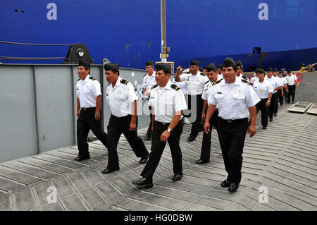 120125-A-TF780-015 CALLO, Peru (25. Januar 2012) peruanische Marine Militär Polizisten von Base Naval De Callao kommen Sie an Bord High Speed Vessel (HSV 2) Swift. Der peruanische Militärpolizei abgeschlossen einen einwöchigen Gegenstand Expertenaustausch Projekt mit US-Militärpersonal Swift zur Unterstützung der südlichen Partnerschaft Station 2012 begonnen. Partnerschaft-Südbahnhof ist eine jährliche Bereitstellung der US Marine Vermögenswerte in den US Southern Command Verantwortungsbereich. (Foto: US-Armee Sgt. 1. Klasse Alan B. Owens/freigegeben) US Navy 120125-A-TF780-015 peruanische Marine Militär Polizisten aus der Base Naval De Stockfoto