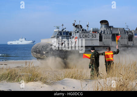 120125-N-CG436-205 US Navy Matrosen in VIRGINIA BEACH, Va (25. Januar 2012) Führer Landing Craft Air-Cushioned (STERNS) 53 als das Handwerk dreht sich um zurück zum Meer während einer Übung vor der Küste von Virginia. Gunner und andere amphibische Fahrzeuge werden in Übung Bold Alligator 2012, die größte amphibische Marineübung in den letzten 10 Jahren teilnehmen. Die Übung wird 30 Januar bis 12. Februar stattfinden. (Foto: U.S. Navy Mass Communication Specialist 3. Klasse Michael M. Scichilone/freigegeben) US Navy 120125-N-CG436-205 US Navy Matrosen Führer Landing Craft Air-Cushioned (STERNS) 53 als Handwerk-tu Stockfoto