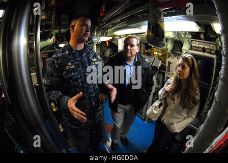 120126-N-NK458-017 NORFOLK (26. Januar 2012) CMdR Gregg Zettler, Kommandierender Offizier der Los-Angeles-Klasse Angriffs u-Boot USS Norfolk (SSN-714), erläutert Zimmer Steuerungsvorgänge mit US-Abgeordneter Mike Rogers von Michigan bei einem Rundgang durch das Schiff. Rogers besucht das u-Boot als Bestandteil einer Schnuppertour von Vermögenswerten im Bereich Hampton Roads. (Foto: U.S. Navy Mass Communication Specialist 1. Klasse Todd A. Schaffer/freigegeben) US Navy 120126-N-NK458-017 CMdR Gregg Zettler bespricht Steuerungsvorgänge Zimmer mit US-Abgeordneter Mike Rogers Stockfoto