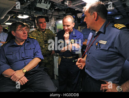 120126-N-WL435-305 Atlantik (26. Januar 2012) ersten Seelord und Chief of Naval Staff von der königlichen Marine Admiral Sir Mark Stanhope, links und Chief of Naval Operations (CNO) ADM Jonathan Greenert den Leistungsumfang der Royal Navy Astute-Klasse u-Boot HMS Astute (SSN-20) aus dem Boot Kommandozentrale während des gemeinsamen Trainings-Stipendium 2012 zwischen Astute und die Virginia-Klasse u-Boot USS New Mexico (SSN-779) zu diskutieren. Astute und New Mexico durchgeführt verschiedene Tracking, Abschreckung und Angriff Szenarien zu testen und zu zertifizieren jedes u-Boot der jeweiligen Fähigkeiten. (US Navy phot Stockfoto