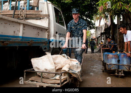 120201-N-OH194-013 MANILA, Philippinen (1. Februar 2012) Ensign Joel Reed, geführte Flugkörper Zerstörer USS Wayne E. Meyer (DDG-108), zugewiesen wird Bauschutt während einem ehrenamtlichen Projekt in das Dorf Batasan Hills befindet sich im Abschnitt Quezon Stadt von Manila entfernt. Wayne E. Meyer, ein Mitglied der John C. Stennis Carrier Strike Group, in den USA bereitgestellt wird 7. Flotte Bereich der Verantwortung, die Sicherheit im Seeverkehr Operationen durchführen. (Foto: U.S. Navy Mass Communication Specialist 1. Klasse Grant P. Ammon/freigegeben) UNS Marine 120201-N-OH194-013 Ensign Joel Reed, gu zugewiesen Stockfoto