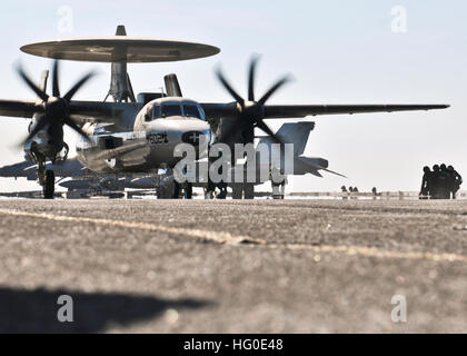 120206-N-JN612-283 arabischen Golf (6. Februar 2012) A Sailor zugewiesen, die ÒSun KingsÓ von Airborne Early Warning Squadron (VAW) 116 führt eine letzte Start Inspektion von einer E2C Hawkeye auf dem Flugdeck der Flugzeugträger der Nimitz-Klasse USS Abraham Lincoln (CVN-72). Lincoln ist in den USA bereitgestellt 5. Flotte Aufgabengebiet Durchführung von maritimer Sicherheitsoperationen, Theater Sicherheitsbemühungen Zusammenarbeit und Unterstützung Missionen im Rahmen der Operation Enduring Freedom. (Foto: U.S. Navy Mass Communication Specialist 3. Klasse Adam Randolph/freigegeben) UNS Marine 120206-N-JN612-283 A Sailor zugewiesen Stockfoto