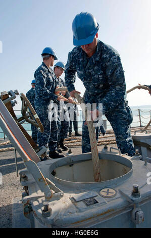 120206-N-VY256-048 MANAMA, Bahrain (6. Februar 2012) Seeleute an Bord der Ticonderoga-Klasse geführte Flugkörper Kreuzer USS Cape St. George (CG-71) Zuleitung Liegeplatz in den Speicher Stamm als das Schiff wird im Gange nach einem geplanten Hafen Besuch. Cape St. George wird als Bestandteil der Abraham Lincoln Carrier Strike Group in den USA bereitgestellt 5. Flotte Aufgabengebiet Durchführung von maritimer Sicherheitsoperationen, Theater Sicherheitsbemühungen Zusammenarbeit und Unterstützung Missionen im Rahmen der Operation Enduring Freedom. (Foto: U.S. Navy Mass Communication Specialist 3. Klasse Christopher S. Johnson/freigegeben) US-Nav Stockfoto