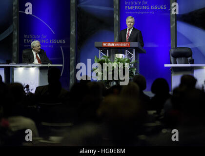 120207-N-AC887-003 RALEIGH, NC (7. Februar 2012) Secretary Of The Navy (SECNAV) Ray Mabus liefert Hinweise auf 2012 Emerging Issues Forum im Raleigh Convention Center. Mabus sprach über die Auswirkungen-Technologie hat auf der Abteilung der Marine und die Auswirkungen auf zukünftige Führungskräfte der Marine haben wird. (US Navy Foto von Chief Masse Kommunikation Spezialist Sam Rasierer/freigegeben) US Navy 120207-N-AC887-003 Secretary Of The Navy (SECNAV) Ray Mabus liefert Hinweise auf 2012 Emerging Issues Forum bei Raleigh Convention Ce Stockfoto