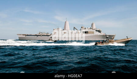 Starrrumpf-Schlauchboote manövrieren in der Nähe des Amphibientransportdocks USS New Orleans (LPD 18) während des Einsatzes von Kleinbooten im Arabischen Golf im Rahmen von Maßnahmen zur Gefahrenabwehr im Seeverkehr. Stockfoto