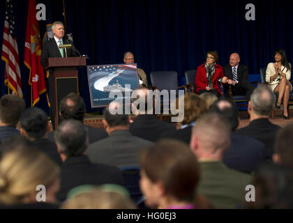 120210-N-AC887-017 WASHINGTON (10. Februar 2012) The Secretary Of The Navy (SECNAV) die ehrenvolle Ray Mabus kündigt an, dass der Name von der 10. Littoral combat ship, LCS 10, werden USS Gabrielle Giffords. Mit Mabus sind ehemalige US-Abgeordneter Gabrielle Giffords aus Arizona, und ihr Ehemann zog sich Navy Captain Mark Kelly. (US Navy Foto von Chief Masse Kommunikation Spezialist Sam Rasierer/freigegeben) US Navy 120210-N-AC887-017 The Secretary Of The Navy (SECNAV) die ehrenvolle Ray Mabus gibt bekannt, dass der Name des 10. littoral combat Schiffes, LCS Stockfoto