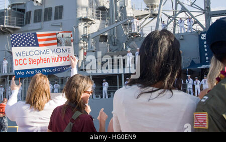 120213-N-QG393-019 PEARL HARBOR (13. Februar 2012) Freunde und Familienmitglieder der Seeleute an Bord der geführte Flugkörper Kreuzer USS Port Royal (CG-73) grüßen sie mit Zeichen, ihre Rückkehr in den Heimathafen am gemeinsamen Basis Pearl Harbor-Hickam begrüßen zu dürfen. Port Royal und seine Crew von mehr als 300 Seeleute absolvierte eine achtmonatige Einsatz im Westpazifik.  (US-Navy, Foto von Massenkommunikation Spezialist 2. Klasse Tiarra Fulgham/freigegeben) US Navy 120213-N-QG393-019 Freunde und Familienmitglieder der Seeleute an Bord der geführte Flugkörper Kreuzer USS Port Royal (CG-73) grüßen sie mit Schildern zum Stockfoto