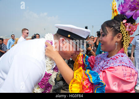 U.S. 7. Flotte Flaggschiff USS Blue Ridge (LCC-19) Command Master Chief David Unnone erhält eine willkommene Lei Blumen während der Eröffnungsfeier der Ankunft des Schiffes in Jakarta, Indonesien.  Diese Portbesuche sind eine Gelegenheit für Blue Ridge als Goodwill-Botschafter der USA zu dienen; Förderung von Frieden und Stabilität in der Region und das Engagement für regionale Partnerschaften und Beziehungen. (Foto: U.S. Navy Mass Communication Specialist 3. Klasse Fidel C. Hart) USS Blue Ridge 120511-N-CP762-258 Stockfoto