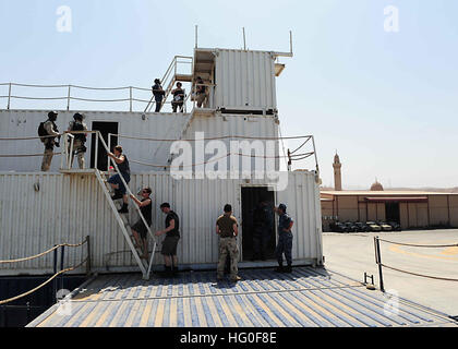 Royal Jordanian Marineseeleute und Mitglieder der Besuch, Board, Durchsuchung und Beschlagnahme Team an Bord der amphibischen Dock Landung Schiff USS Gunston Hall (LSD 44) nehmen in einer bilateralen Internat Übung während eifrig Löwe 2012 im Hafen von Aqaba, Jordanien, 13. Mai 2012. Eager Lion ist eine unter der Regie von US Central Command, unregelmäßige Kriegsführung angehauchte Übung mit Schwerpunkt auf Missionen, die die Vereinigten Staaten und ihre Koalitionspartner zur Unterstützung der weltweiten Einsätze durchführen könnte. (Foto: U.S. Navy Mass Communication Specialist 3. Klasse Jonathan Sunderman/freigegeben) USS Gunston Hall beteiligt sich eifrig Li Stockfoto