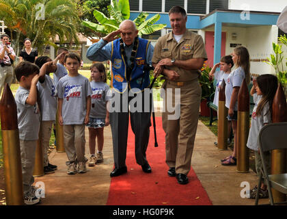 120517-N-UK333-013 gemeinsame Basis PEARL HARBOR-HICKAM (17. Mai 2012) Hawaii resident und WWII Veteran im Ruhestand Rear Admiral Lloyd 'Joe' Vasey in der Marine Hale Keiki Schule ankommt wo er den ersten Jahrespreis "Herz eines Helden" der junge Patriot Club im Rahmen einer Feierstunde vorgestellt wurde. Die Idee des Preises wurde entworfen und generiert durch die Schüler der Klassen 1. bis 4. der Marine Hale Keiki SchoolÕs Young Patriot Club, lokalen Kriegshelden zu Ehren. (Foto: U.S. Navy Mass Communication Specialist 2. Klasse Ronald Gutridge/freigegeben) Veteran erhält "Herz eines Helden" Award 120517-N-UK33 Stockfoto