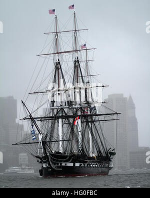 120604-N-HN195-351 BOSTON HARBOR (4. Juni 2012) USS Constitution für ihre erste Turnaround-Kreuzfahrt 2012 in Gang kommt. Die im Gange gedachte den 70. Jahrestag der Schlacht von Midway und Mitglieder des Wounded Warrior Project erkannt. Verfassung ist der weltweit älteste beauftragte Kriegsschiff flott. Sie verteidigte die Seewege gegen Bedrohung von 1797 bis 1855, ähnlich wie die Mission der heutigen Marine. (Foto: U.S. Navy Sonar Techniker (u-Boot) 2. Klasse Thomas Rooney/freigegeben) USS Constitution in Boston Harbor 120604-N-HN195-351 Stockfoto