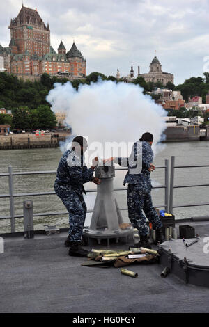 120726-YZ751-N-060 QUEBEC CITY (26. Juli 2012) Chief Gunner Kumpel Tyrone Lumpkin, links, und des Kanoniers Mate 1. Klasse Luiggi Baldo Feuer Salutschüssen in Richtung Quebec City von Oliver Hazard Perry-Klasse Fregatte USS DeWert (FFG 45). DeWert, Zyklon-Klasse Küstenpatrouille Schiff USS Hurrikan (PC 3) und kanadischen Halifax-Klasse Fregatte HMCS Ville de Québec (FFH 332) besuchen Städte in Amerika und Kanada anlässlich der Zweihundertjahrfeier der Krieg von 1812. (Foto: U.S. Navy Mass Communication Specialist 2. Klasse Tony D. Curtis/freigegeben) Krieg von 1812, Quebec Stadt 120726-N-YZ751-060 Stockfoto