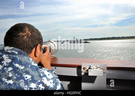 U.S. Navy Cryptologic Techniker Seemann Franklin Jones Fotografien Zerstörer USS Edson (DD-946) aus an Bord der Fregatte USS DeWert (FFG 45) 30. Juli 2012, am St.-Lorenz-Strom. Edson war auf dem Weg zu den Saginaw Naval Ship Talmuseum in Bay City, Michigan DeWert, Küstenpatrouille Schiff USS Hurrikan (PC 3) und kanadische Fregatte HMCS Ville de Québec (FFH 332) besuchen Städte in Amerika und Kanada um die Zweihundertjahrfeier der Krieg von 1812 zu gedenken. (Foto: U.S. Navy Mass Communication Specialist 2. Klasse Tony D. Curtis/freigegeben) USS DeWert Aktion 120730-N-YZ751-178 Stockfoto