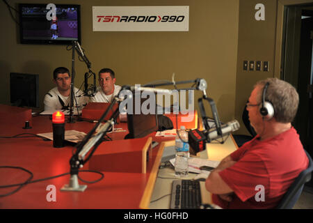 Operations Specialist 3. Klasse Zach Wood, links, und Elektroniker / 2. Klasse John Cochran, beide von Oliver Hazard Perry-Klasse Fregatte USS DeWert (FFG 45), beantworten Fragen von Ted Bird auf TSN Radio 990 Montreal über das Schiff Besuch in der Stadt. DeWert, Zyklon-Klasse Küstenpatrouille Schiff USS Hurrikan (PC 3) und kanadischen Halifax-Klasse Fregatte HMCS Ville de Québec (FFH 332) besuchen Städte in Amerika und Kanada um die Zweihundertjahrfeier der Krieg von 1812 zu gedenken. (Foto: U.S. Navy Mass Communication Specialist 2. Klasse Tony D. Curtis) USS DeWert (FFG 45), USS Hurrikan (PC 3) ein Stockfoto