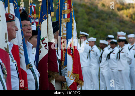 Segler aus USS Mount Whitney (LCC-20) Stand in Bildung am Kreuz von Lothringen Denkmal als französische Armee Veteranen tragen Fahnen zum Gedenken an die Befreiung der Provence durch die Alliierten während des zweiten Weltkriegs. Mount Whitney, Gridley in Gaeta, Italien, ist den USA 6. Flotte Flaggschiff und arbeitet mit einer kombinierten Mannschaft von US-Segler und MSC Staatsdienst Seeleute. Die öffentlichen Dienst Mariners Operationen Navigation, Deck, Engineering, Wäscherei und Küche Service während des militärischen Personals an Bord Unterstützung Kommunikation, Waffensysteme und Sicherheit. (U.S. Navy Photo von Masse Kommunikation Speciali Stockfoto