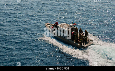 Pazifik (17. August 2012) Matrosen und Marinesoldaten aus amphibischer Angriff Schiff USS Peleliu (LHA-5) Transit der durch den Pazifischen Ozean an einem Festrumpf Schlauchboot im kleinen Boot Betrieb. Peleliu ist das Flaggschiff der Peleliu amphibische bereit Gruppe derzeit laufende Durchführung Zertifizierung Übung (CERTEX) mit amphibischen Dock Landungsschiff USS Rushmore (LSD-47) und Dock amphibischen Transportschiff USS Green Bay (LPD-20). (Foto: U.S. Navy Mass Communication Specialist 2. Klasse Nick Brown/freigegeben) USS Peleliu Aktivität 120817-N-TR763-504 Stockfoto