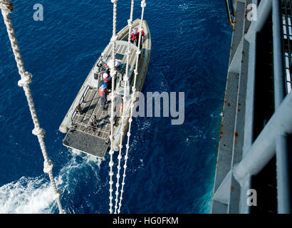 Pazifik (17. August 2012) A Bootscrew an Bord ein Festrumpf Schlauchboot von amphibischen Angriff Schiff USS Peleliu (LHA-5) ist in den Ozean im kleinen Boot Betrieb gesenkt. Peleliu ist das Flaggschiff der Peleliu amphibische bereit Gruppe derzeit laufende Durchführung Zertifizierung Übung (CERTEX) mit amphibischen Dock Landungsschiff USS Rushmore (LSD-47) und Dock amphibischen Transportschiff USS Green Bay (LPD-20). (Foto: U.S. Navy Mass Communication Specialist 2. Klasse Nick Brown/freigegeben) USS Peleliu Aktivität 120817-N-TR763-076 Stockfoto