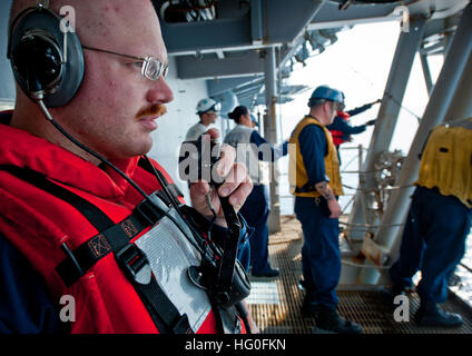 Pazifik (17. August 2012) Seaman Nicholas Dujinski Relais Berichte zur Brücke des Schiffes aus dem Hafen Davit im kleinen Boot Betrieb auf amphibischer Angriff Schiff USS Peleliu (LHA-5). Peleliu ist das Flaggschiff der Peleliu amphibische bereit Gruppe derzeit laufende Durchführung Zertifizierung Übung (CERTEX) mit amphibischen Dock Landungsschiff USS Rushmore (LSD-47) und Dock amphibischen Transportschiff USS Green Bay (LPD-20). (Foto: U.S. Navy Mass Communication Specialist 2. Klasse Nick Brown/freigegeben) USS Peleliu Aktivität 120817-N-TR763-100 Stockfoto