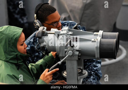 Operationen Spezialist Seemann Lothringen Cervantes, links, und Operations Specialist Seemann Alton Phipps wachen auf dem Steuerbord Brücke Flügel an Bord der U.S. 7. Flotte Flaggschiff USS Blue Ridge (LCC-19) wie das Schiff in Pyongtaek, Südkorea kommt. USS Blue Ridge (LCC-19) kommt in Pyongtaek, Südkorea 120824-N-XG305-290 Stockfoto