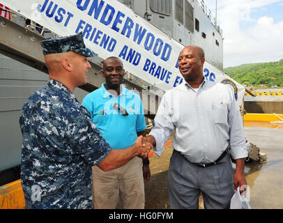 Kommandant Peter T. Mirisola, links, Kommandierender Offizier der Oliver Hazard Perry-Klasse geführte Raketen Fregatte USS Underwood (FFG-36), schüttelt Hände mit Clinton Everett, der stellvertretende Bürgermeister von Roatan. Everett war auf dem Pier Boxen gestiftet von Projekt durch Lieferungen erhalten. Underwood, Mittel- und Südamerika zur Unterstützung der Operation Martillo und USA bereitgestellt wird 4. Flotte Mission, südlichen Meere 2012. Der US-Marine ist ständig eingesetzt, um Frieden zu erhalten, zu schützen Handel und Aggression durch vorwärts Präsenz zu verhindern. Nehmen Sie das Gespräch in den sozialen Medien mit #warfighting. (US-Navy Stockfoto