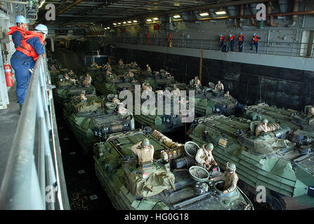 Amphibische Fahrzeuge (AAV) von der 15. Marine Expeditionary Unit erwarten Abfahrt im Brunnen Deck an Bord Dock amphibischen Transportschiff USS Green Bay (LPD 20) während einer Übung Routine gut Deck. Green Bay ist Teil der Peleliu amphibische bereit-Gruppe, mit der eingeschifften 15. Marine Expeditionary Unit, und zur Unterstützung der Sicherheit im Seeverkehr Operationen und Sicherheitsbemühungen Zusammenarbeit Theater in den USA bereitgestellt wird 5. Flotte Aufgabengebiet. (U.S. Navy Photo by Massenkommunikation Spezialist 1. Klasse (SW/AW) Elizabeth Merriam) USS Green Bay 121103-N-BB534-183 Stockfoto