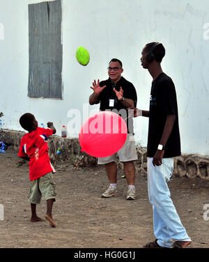 Navy Chaplain Lt. Tom Bingol, geführte Flugkörper Fregatte USS mehrerer (FFG-40), zugewiesen wirft einen Fußball mit einem lokalen jungen während eines gemeinschaftlichen Beziehungen (COMREL). Mehrerer bereitgestellt wird, mit Commander Task Group (CTG) 508, maritime Sicherheit und Sicherheitsbemühungen Zusammenarbeit Theater in den USA zu fördern 5. Flotte Aufgabengebiet. (Foto: U.S. Navy Mass Communication Specialist 2. Klasse Scott Raegen/freigegeben) USS mehrerer (FFG 40) 121105-N-YG591-161 Stockfoto