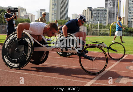 Waffenwart 3. Klasse Nathan DeWalt und pensionierte Waffenwart Seemann Steven Hancock bereiten sich auf das 100-Meter-Rollstuhl-Rennen während der ersten Verwundeten Krieger Pacific Versuche im Iolani School Kozuki Stadium. Verwundeten, Kranken und verletzten Seeleute und Küste Gardist vom ganzen Land gehen auf 2013 Krieger Spiele Marine-Coast Guard Team im Bogenschießen, Radfahren, Leichtathletik, schießen, sitzen Volleyball, Schwimmen und Rollstuhl-Basketball für einen der 35 Plätze. (Foto: U.S. Navy Mass Communication Specialist 2. Klasse Jon Dasbach) Verwundeten Krieger pazifischen Studien 121115- Stockfoto