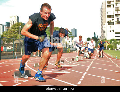 Wounded Warrior Teilnehmer starten der 200-Meter-Lauf während der Track &amp; Field Trials im Rahmen der ersten jemals Verwundeten Krieger pazifischen Studien am Iolani School Kozuk Stadion in Honolulu, 15. November 2012. Fast 50 verwundet ernsthaft Kranke und verletzte Segler und Küste Gardisten aus über dem Land stehen im Wettbewerb um einen Platz auf der 2013 Krieger Spiele Marine-Coast Guard-Team. (Foto: U.S. Navy Mass Communication Specialist 2. Klasse Jon Dasbach/freigegeben) Verwundeten Krieger pazifischen Studien 121115-N-KT462-158 Stockfoto