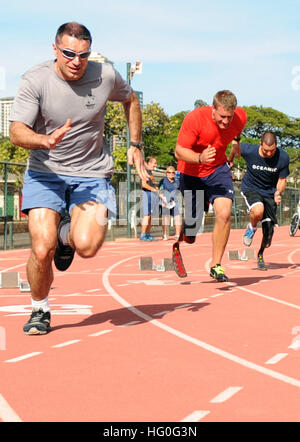 Während die ersten Verwundeten Krieger Pacific Versuche im Iolani School Kozuki Stadium beginnen Verwundeten Krieger der 200-Meter-Lauf. Verwundeten, Kranken und verletzten Seeleute und Küste Gardist vom ganzen Land gehen auf 2013 Krieger Spiele Marine-Coast Guard Team im Bogenschießen, Radfahren, Leichtathletik, schießen, sitzen Volleyball, Schwimmen und Rollstuhl-Basketball für einen der 35 Plätze. (Foto: U.S. Navy Mass Communication Specialist 2. Klasse Jon Dasbach) Verwundeten Krieger pazifischen Studien 121115-N-KT462-189 Stockfoto