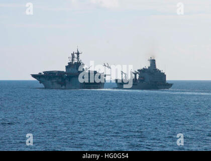 Mittelmeer (28. November 2012)-Transite Mehrzweck amphibischer Angriff Schiff USS Iwo Jima (LHD-7) neben den Military Sealift Command Flotte Nachschub Öler USNS Laramie (T-AO 203) während ein Nachschub auf dem Meer. Iwo Jima ist das Flaggschiff der Iwo Jima amphibisches bereit Gruppe mit eingeschifften 24. Marine Expeditionary Unit und zur Unterstützung der Sicherheit im Seeverkehr Operationen und Sicherheitsbemühungen Zusammenarbeit Theater in den USA bereitgestellt wird 6. Flotte Aufgabengebiet. Der US-Marine ist ständig eingesetzt, um Frieden zu erhalten, zu schützen Handel und Abschreckung Aggression durch vorwärts prese Stockfoto