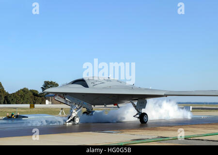 121129-N-JQ696-083 PATUXENT RIVER, Maryland (29. November 2012) Start Crew bereitet seinen ersten landgestützten Katapultstart X-47 b Unmanned Combat Air Systems (UCAS) Demonstrator.  Der Marine sichert erstmals Dampf Katapultstart von unbemannten X-47 b das Fahrzeug die Strapazen der Flugzeugträger Umwelt strukturell verarbeiten kann. (Foto mit freundlicher Genehmigung von Northrop Grumman durch Alan Radecki/freigegeben US Navy) X-47 b katapultieren Start am NAS Patuxent River (121129-N-JQ696-083) Stockfoto