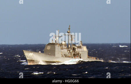 Mittelmeer (4. Dezember 2012) geführte Flugkörper Kreuzer USS Stadt Hue (CG 66) Transite der ans Mittelmeer. Stadt Hue ist um in Mayport, Florida, Heimathafen nach Betätigung mit Eisenhower Carrier Strike Group in den USA 5. und 6. Flotte Bereichen Verantwortung zur Unterstützung der Operation Enduring Freedom, maritime Security Operations und Sicherheitsbemühungen Zusammenarbeit Theater Transit. (Foto: U.S. Navy Mass Communication Specialist 1. Klasse Nathanael Miller/freigegeben) 121204-N-YX169-125 beitreten das Gespräch http://www.facebook.com/USNavy http://www.twitter.com/USNavy http://navylive.d Stockfoto