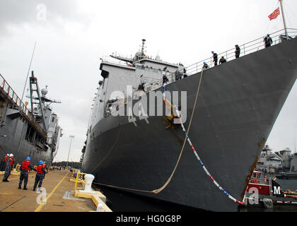 VIRGINIA BEACH, Virginia (18. Dezember 2012) Linie Handler sicher die amphibische Landungsschiff USS Gunston Hall (LSD 44) als das Schiff andocken kehrt nach gemeinsamen Expeditionary Base Little Creek Fort Story. Gunston Hall wurde als Teil der Iwo Jima amphibisches bereit Gruppe zur Unterstützung der Sicherheit im Seeverkehr-Einsätze in den USA eingesetzt 6. Flotte Aufgabengebiet. (Foto: U.S. Navy Mass Communication Specialist 2. Klasse Kayla Jo Finley/freigegeben) 121812-N-YF783-074 beitreten das Gespräch http://www.facebook.com/USNavy http://www.twitter.com/USNavy http://navylive.dodlive.mil USS Gunston Hall kehrt nach Hause zurück Stockfoto