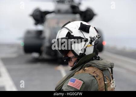 130128-N-TB177-0172 Atlantik (28. Januar 2013) Marine Aircrewman 3. Klasse Phillip Barton Relais Informationen an eine MH-53E Sea Dragon von der Vorhut der Hubschrauber Mine Gegenmaßnahmen Squadron (HM) 14 auf dem Flugdeck des Flugzeugträgers USS George H.W. Bush (CVN-77). George H.W. Bush führt Schulungen und Träger Qualifikationen im Atlantischen Ozean. (Foto: U.S. Navy Mass Communication Specialist 3. Klasse Kevin J. Steinberg/freigegeben) USS George H W Bush 130128-N-TB177-0172 Stockfoto