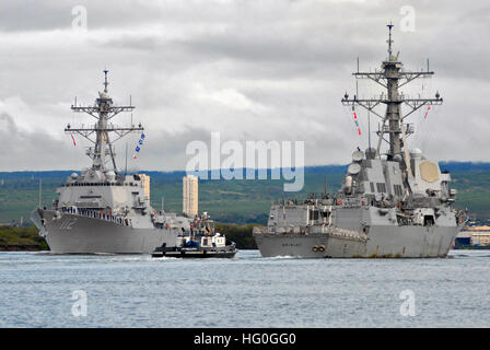 PEARL HARBOR (28. Januar 2013) geführte Flugkörper Zerstörer USS Michael Murphy (DDG-112) fährt gemeinsame Basis Pearl Harbor-Hickam, vorbei an der geführte Flugkörper-Zerstörer USS Gridley (DDG-101) auf dem Weg in Pearl Harbor. Dies ist das erste Mal, das Michael Murphy heraus zum Meer gewesen ist, da es in Pearl Harbor ankam. (U.S. Navy Photo by Mass Communication Specialist 2. Klasse Jon Dasbach/freigegeben) 130128-N-KT462-245 beitreten das Gespräch http://www.facebook.com/USNavy http://www.twitter.com/USNavy http://navylive.dodlive.mil USS Michael Murphy USS Gridley übergibt. (8430022852) Stockfoto