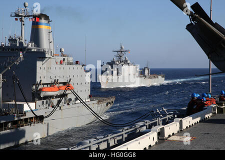 Atlantik (29. Januar 2013) Andocken der amphibischen Landung Schiff USS Carter Hall (LSD 50) Ansätze Military Sealift Command Flotte Nachschub Öler USNS Leroy Grumman (T-AO 195) während Nachschub auf See mit amphibischen Angriff Schiff USS Kearsarge (LHD-3). Carter Hall und Kearsarge sind zusammengesetzte Einheit Übung vor der Ostküste der Vereinigten Staaten in Vorbereitung auf eine bevorstehende Bereitstellung in diesem Frühjahr beteiligt. (Foto: U.S. Navy Mass Communication Specialist 2. Klasse Jonathan Vargas/freigegeben) 130129-N-GF386-314 beitreten das Gespräch http://www.facebook.com/US Stockfoto