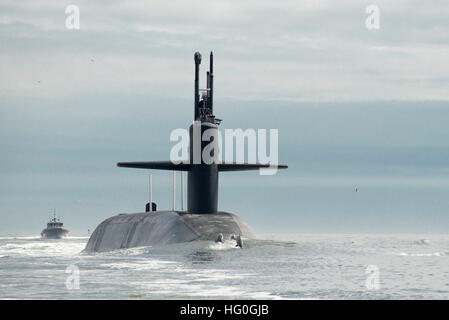 130206-N-FG395-167-Atlantik (6. Februar 2013) kehrt der Ohio-Klasse ballistischen Raketen-u-Boot USS Tennessee (SSBN-734), Naval Submarine Base Kings Bay. Tennessee für Operationen vor mehr als drei Monaten im Einsatz. (Foto: U.S. Navy Mass Communication Specialist 1. Klasse James Kimber/freigegeben) USS Tennessee (SSBN 734) Stockfoto