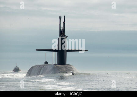 Atlantik (6. Februar 2013) kehrt der Ohio-Klasse ballistischen Raketen-u-Boot USS Tennessee (SSBN-734) in Naval Submarine Base Kings Bay. Tennessee für Operationen vor mehr als drei Monaten im Einsatz. (Foto: U.S. Navy Mass Communication Specialist 1. Klasse James Kimber/freigegeben) 130206-N-FG395-167 verbinden das Gespräch http://www.facebook.com/USNavy http://www.twitter.com/USNavy http://navylive.dodlive.mil USS Tennessee wieder Kings Bay. (8455083781) Stockfoto