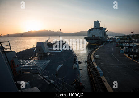 SUBIC BAY, Republik der Philippinen (5. Februar 2013) setzt die geführte Flugkörper-Zerstörer USS Stockdale (DDG-106) Mauren Expeditionary wie die Sonne. Stockdale ist in Subic Bay für ihren ersten geplanten Hafen-Besuch. (Foto: U.S. Navy Mass Communication Specialist 2. Klasse David Hooper/freigegeben) 130205-N-HN991-269 beitreten das Gespräch http://www.facebook.com/USNavy http://www.twitter.com/USNavy http://navylive.dodlive.mil USS Stockdale zieht in die Subic Bay. (8456180564) Stockfoto