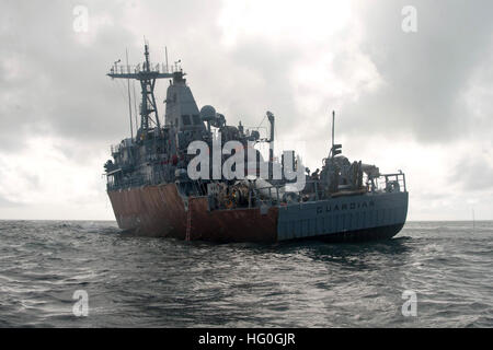 SULU-See (8. Februar 2013) die Mine Gegenmaßnahmen Schiff USS Guardian (MCM-5) am Tubbataha Reef auf Grund sitzt. Seit dem 17. Januar Erdung der US-Marine arbeitet in enger Zusammenarbeit mit den philippinischen Behörden, Auswirkungen auf die Umwelt zu minimieren und die Ausarbeitung eines Plans zur Guardian vom Riff sicher zu entfernen. Mit der sich verschlechternden Integrität des Schiffes das Gewicht beteiligt, und wo es am Riff, die Bestimmung geerdet hat erzielt worden, Demontage des Schiffes in Abschnitten die nur vertretbar Bergung-Option ist. Der US-Marine weiterhin eng mit der philippinische Küstenwache als Stockfoto