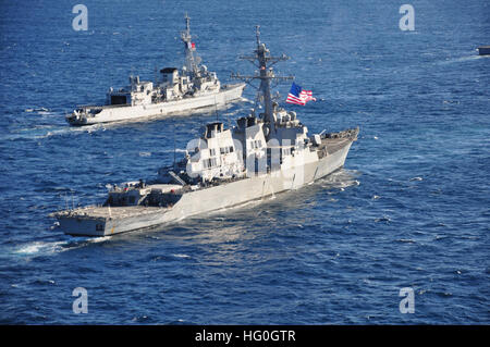 IONISCHES Meer (26. Februar 2013) geführte Flugkörper Zerstörer USS Barry (DDG-52), Vordergrund zieht in Formation mit der französischen Marine Nationale Anti-u-Boot Fregatte Jean de Vienne (D 643) während des Trainings stolz Manta 2013 (POMA 13). POMA 13, der weltweit größten jährlichen Anti-u-Bootbekämpfung Übung, vereint u-Boote, Überwasserschiffe, Seefernaufklärer und Hubschrauber aus 10 NATO-Staaten. (US Navy Foto/freigegeben) 130226-N-ZZ999-003 verbinden die Unterhaltung http://www.facebook.com/USNavy http://www.twitter.com/USNavy http://navylive.dodlive.mil USS Barry Züge mit dem französischen Mar Stockfoto