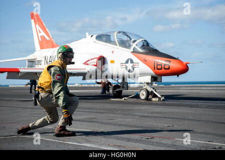 Atlantik (10. März 2013) Lt. CMdR Matthew Burich bereitet sich auf eine T - 45 C Goshawk Trainingsflugzeug aus dem Flugdeck des Flugzeugträgers USS Harry S. Truman (CVN-75) zu schießen. Shooter sind Offiziere verantwortlich für Regie und das Flugzeug starten. (Foto: U.S. Navy Mass Communication Specialist 3. Klasse Lorenzo J. Burleson/freigegeben) 130310-N-PL185-063 Join Gespräch http://www.facebook.com/USNavy http://www.twitter.com/USNavy http://navylive.dodlive.mil USS Harry S. Truman Piloten trainiert. (8552911502) Stockfoto