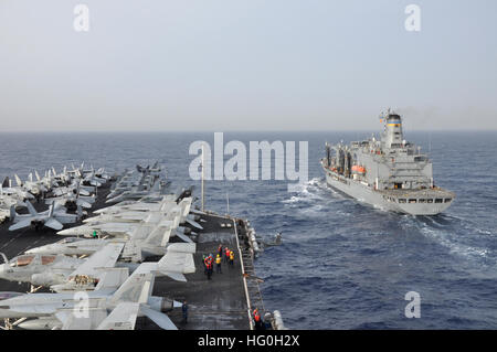 Mittelmeer (15. März 2013) die Flugzeugträger USS Dwight D. Eisenhower (CVN-69) nähert sich den Military Sealift Command Flotte Nachschub Öler USNS Kanawha (T-AO 196) in Vorbereitung für Nachschub auf See. Dwight D. Eisenhower in den USA bereitgestellt wird 5. Flotte Aufgabengebiet Durchführung von maritimer Sicherheitsoperationen, Theater Sicherheitsbemühungen Zusammenarbeit und Unterstützung Missionen im Rahmen der Operation Enduring Freedom. (Foto: U.S. Navy Massenkommunikation Spezialist 3. Klasse Rob Rupp/freigegeben) 130315-N-SR846-025 beitreten das Gespräch http://www.facebook.com/USNavy http://ww Stockfoto